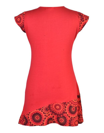 Červené šaty s krátkým rukávem a potiskem mandal