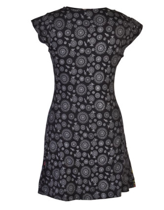 Černé šaty s krátkým rukávem a celopotiskem mandal, sklady na boku, výšivka