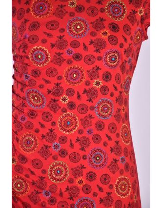 Červené šaty s krátkým rukávem a celopotiskem mandal, sklady na boku, výšivka