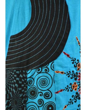 Tyrkysovo-černé šaty s cípy bez rukávu, mix print a barevné lemy
