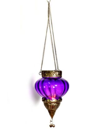 Závěsný skleněný svícen, fialová, kovové zdobení, 9x11cm