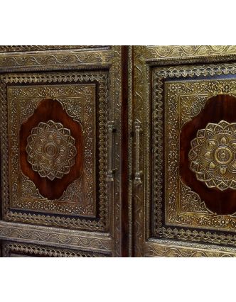 Skříň z palisandrového dřeva zdobená mosazným kováním, 100x55x200cm