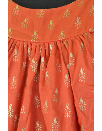 Krátké oranžové šaty bez rukávu se zlatým potiskem