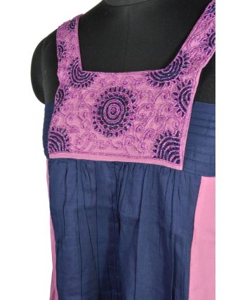 Tmavě modro-fialové krátké šaty bez rukávu s výšivkou