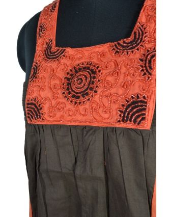 Hnědo-oranžové krátké šaty bez rukávu s výšivkou
