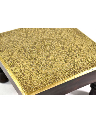 Čajový stolek z mangového dřeva zdobený mosazným kováním, 26x26x15cm