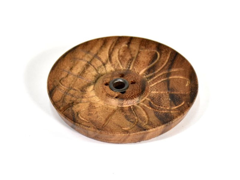 Dřevěný vyřezávaný stojánek na tyčinky, tmavý, prům 6,5cm