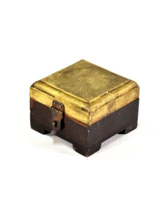 Ozdobná dřevěná krabička zdobená mosazným kováním, 10x10x7cm