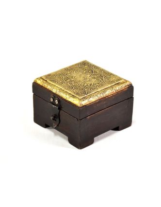 Ozdobná dřevěná krabička zdobená mosazným kováním, 10x10x7cm