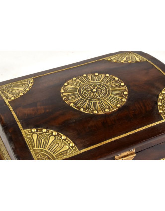 Ozdobná dřevěná šperkovnice zdobená mosazným plechem, 30x23x15cm