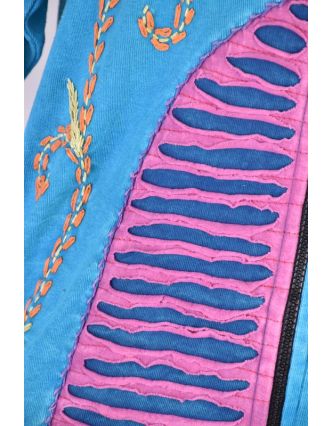 Tyrkysová mikina s kapucí a barevnou výšivkou, prostřihy, zip, kapsy