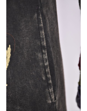 Prodloužená černá mikina s kapucí a barevnou výšivkou, prostřihy, zip, kapsy