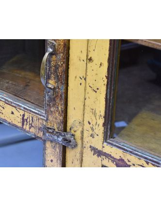 Prosklená skříň z antik teakového dřeva, plechové boky, okrová patina163x44x127c