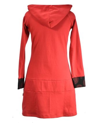 Červeno černé mikinové šaty s kapucí, kapsou a potiskem, ornamentální výšivka