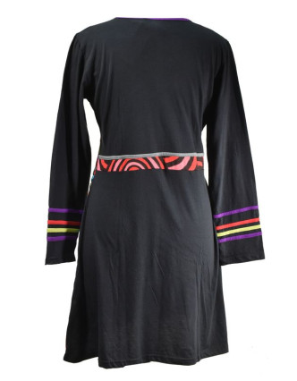 Krátké černo-barevné šaty s dlouhým rukávem