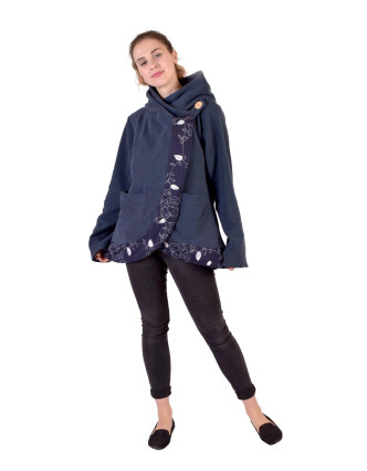 Tmavě modrý fleecový kabát s kapucí zapínaný na knoflík, leaves design a výšivka