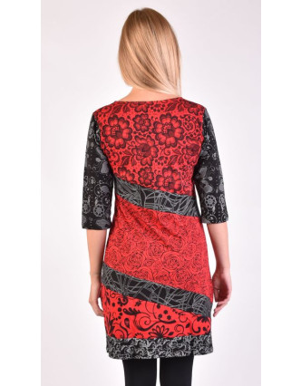 Černo-červené šaty s květinovým potiskem a tříčtvrtečním rukávem