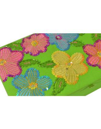 Ručně vyšívaná šperkovnice, zelená s květinami a flitry, 25,5x14,5x5,5cm