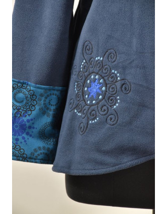 Modrý fleecový kabát s potiskem zapínaný na knoflík, výšivka, kapsy