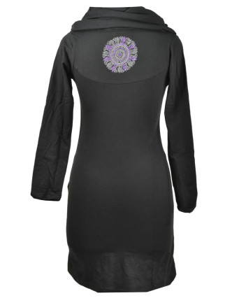 Černé šaty s kapucí/límcem, tříčtvrteční rukáv, potisk a výšivka mandaly