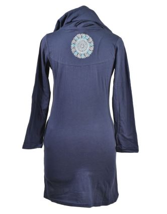 Tmavě modré šaty s kapucí/límcem, tříčtvrteční rukáv, potisk a výšivka mandaly