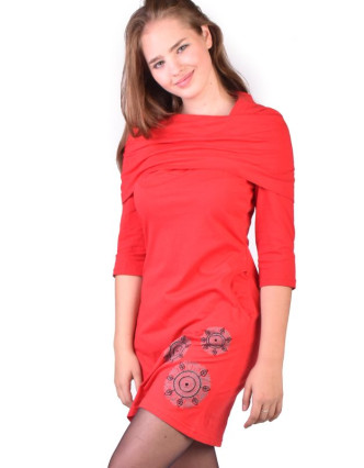 Červené šaty s kapucí/límcem, tříčtvrteční rukáv, potisk a výšivka mandaly