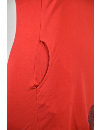 Červené šaty s kapucí/límcem, tříčtvrteční rukáv, potisk a výšivka mandaly
