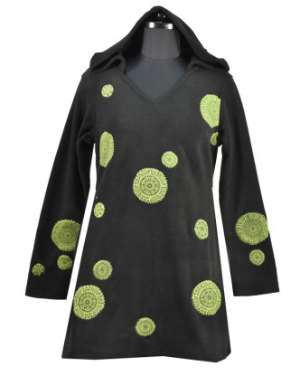 Černé mikinové šaty s kapucí a barevnými aplikacemi, V výstřih
