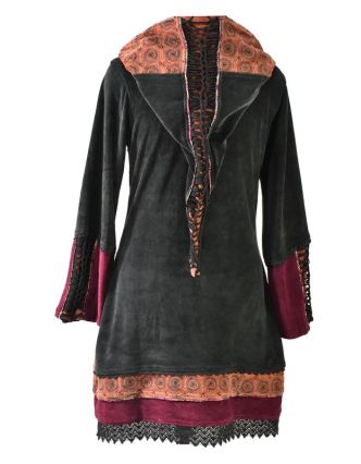 Vínové sametové mikinové šaty s kapucí a barevnými aplikacemi,