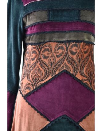 Vínové sametové mikinové šaty s kapucí a barevnými aplikacemi,