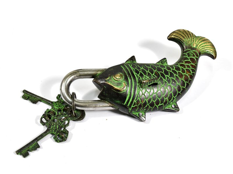 Visací zámek, ryba, zelená patina, mosaz, dva klíče ve tvaru dorje, 19cm