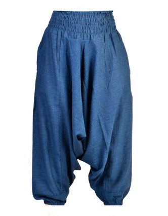 Tmavě modré kalhoty s žabičkováním v pase a kapsami