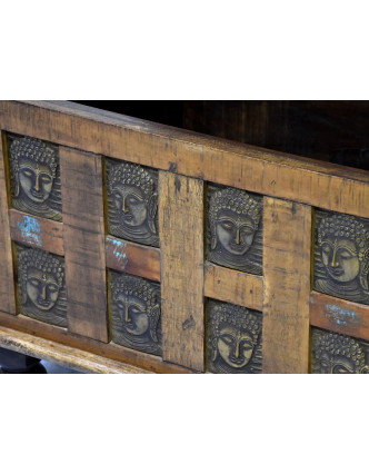 Truhla z teakového dřeva, zdobená mosaznými hlavami Buddhů, 91x48x46cm
