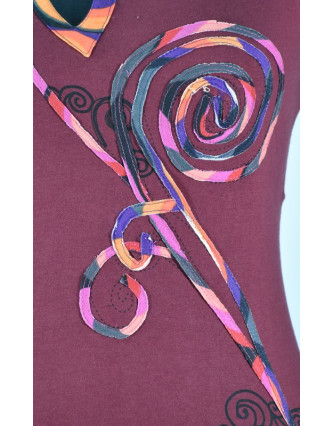 Krátké vínové šaty bez rukávu, "Spiral Rose design", atypický výstřih