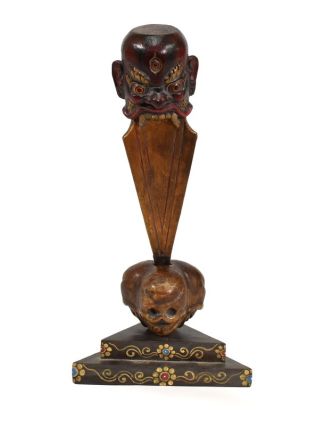 Dřevěná phurba ve stojánku s lebkami, 35cm