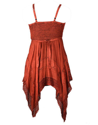 Krátké červené šaty na ramínka, výšivka a ruční háčkování
