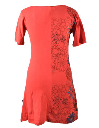 Červené šaty s krátkým rukávem, květinový barevný potisk