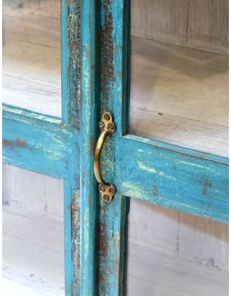 Prosklená skříň z antik teakového dřeva zdobená dlažicemi, tyrkysová patina