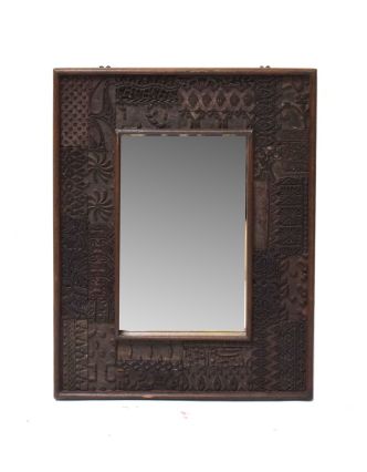 Zrcadlo v rámu z teakového dřeva zdobené starými raznicemi, 48x4x63cm