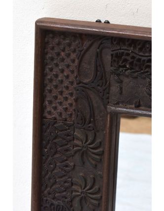 Zrcadlo v rámu z teakového dřeva zdobené starými raznicemi, 48x4x63cm