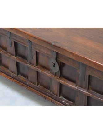 Stará truhla z teakového dřeva, zdobená železným kováním, 150x45x52cm