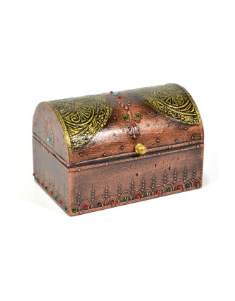 Dřevěná truhlička zdobená mosazným kováním, kamínky, 15x10x10cm