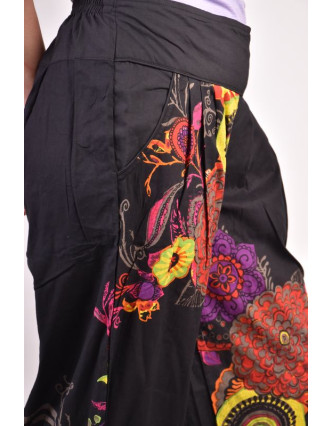 Černé balonové kalhoty s potiskem květin, pružný pas a kapsy
