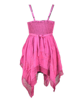 Krátké růžové šaty na ramínka, výšivka a ruční háčkování
