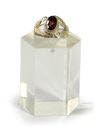 Stříbrný prsten se zdobením vykládaným granátem, AG 925/1000