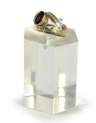 Stříbrný prsten se zdobením vykládaným granátem, AG 925/1000