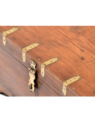 Truhla z teakového dřeva zdobená mosazným kováním, 60x34x33cm