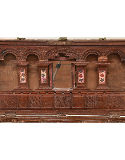 Starožitná truhla z teakového dřeva zdobená mosazným kováním, 67x36x44cm