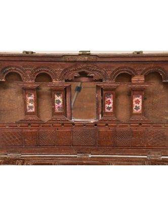 Stará truhla z teakového dřeva zdobená mosazným kováním, 67x36x44cm