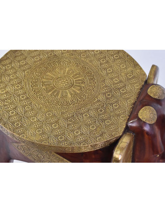 Stolička ve tvaru slona zdobená mosazným kováním, 50x35x38cm